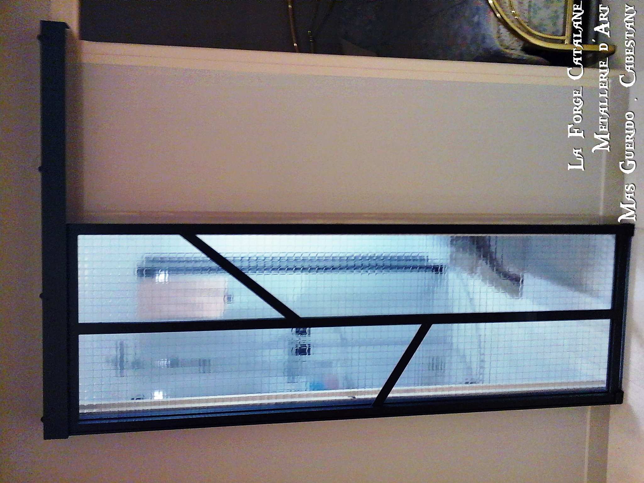 porte verriere en fer coulissante suspendue forge catalane2.jpg